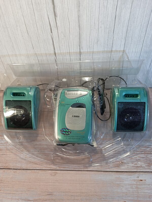 Bontatlan kazettás walkman hangfalakkal