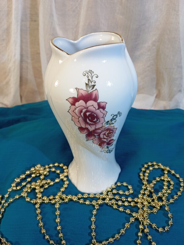 Porcelán rózsás váza, 18 cm
