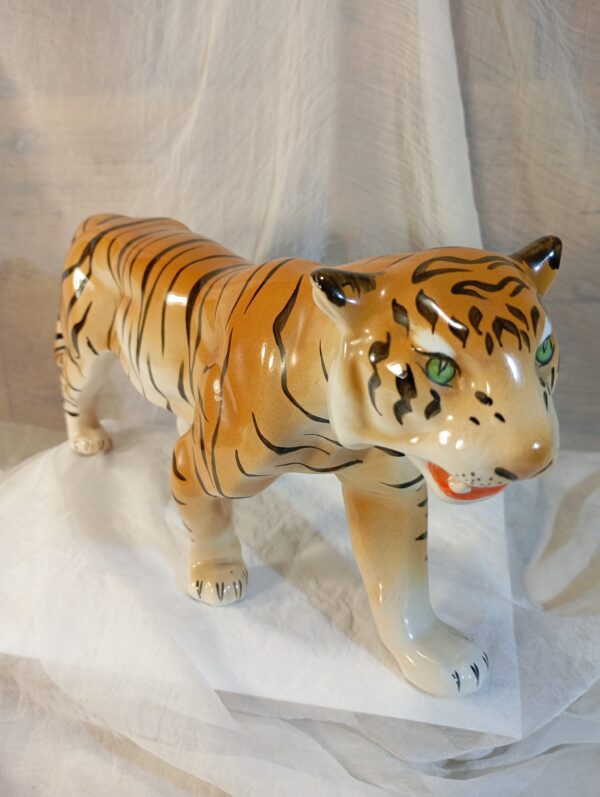 Hatalmas hibátlan porcelán tigris