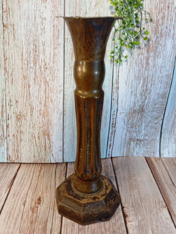 Régi II. világháborús 34 cm-es réz lövegváza fa talpon