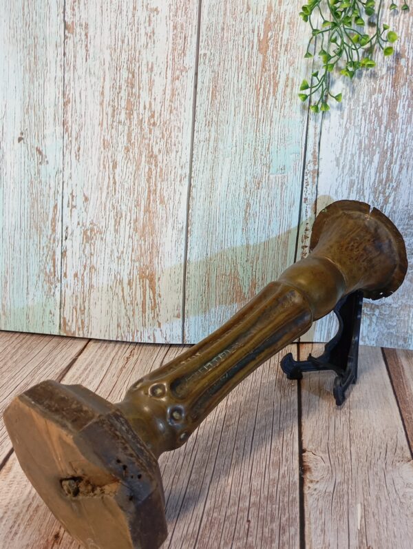 Régi II. világháborús 34 cm-es réz lövegváza fa talpon - Image 2