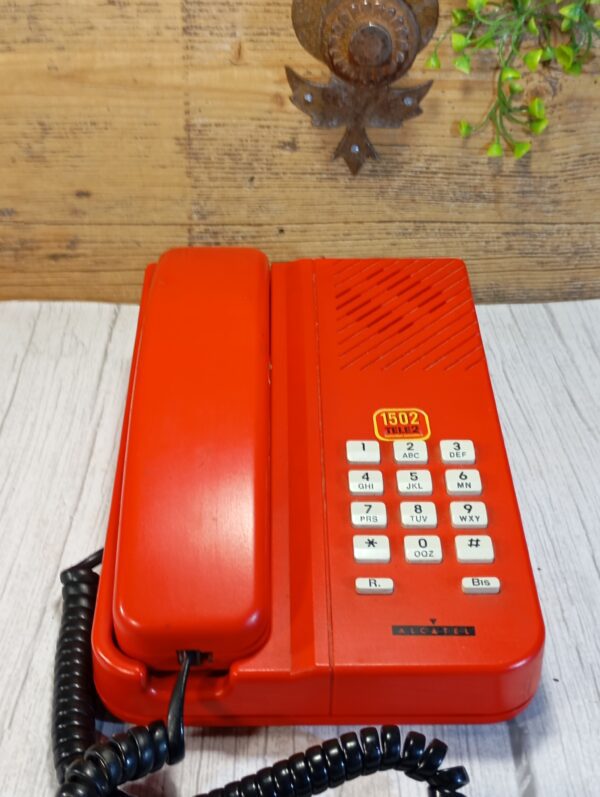 Piros nyomógombos telefon