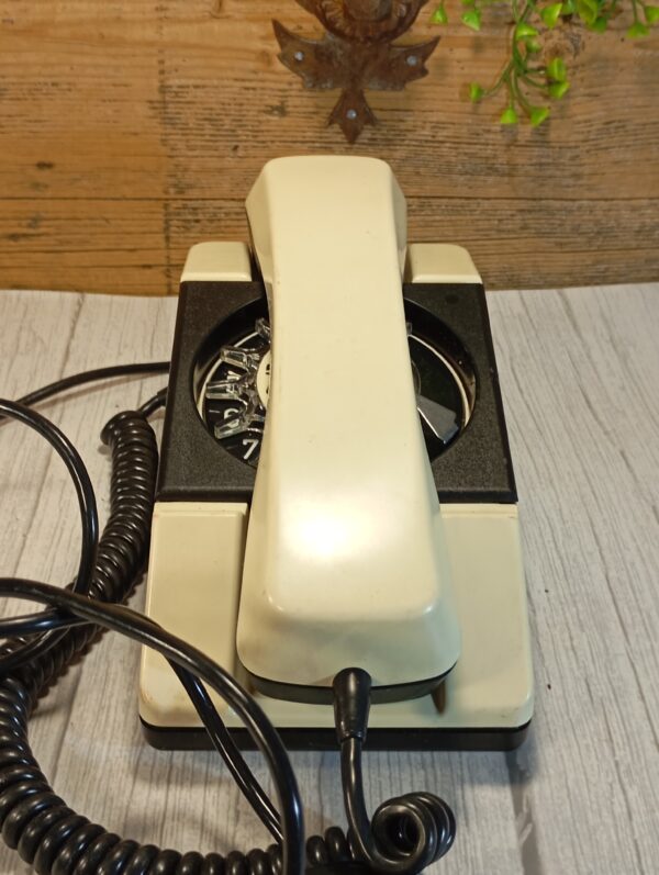 Fekete-fehér tárcsázós telefon