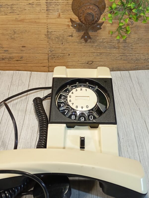 Fekete-fehér tárcsázós telefon - Image 2